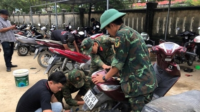 Các chiến sĩ thành thợ sửa xe giúp người dân vùng lũ Đắk Lắk