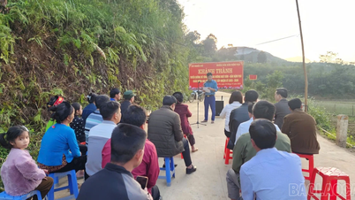 ギア・ド氏がナム・パウ村のコンクリート道路を開通