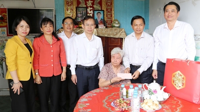 Секретарь провинциальной партии Тран Ван Лау посетил двух инвалидов войны в коммуне Тра Ку.