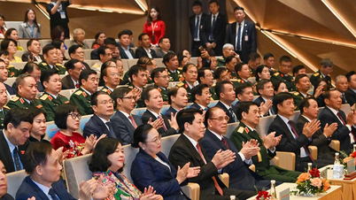 Президент Лыонг Кыонг присутствует на церемонии празднования 50-летия Национального дня Лаоса и 105-летия президента Кейсона Фомвихана.