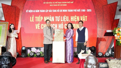 Tanúk és írók adományoztak műtárgyakat a Huế városában található Ho Si Minh Múzeumnak.