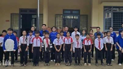 Delegationen från Tan Lap-distriktet gav 110 gåvor till elever från Cu Pui-gymnasiet och invånare i byn Cu Dram.