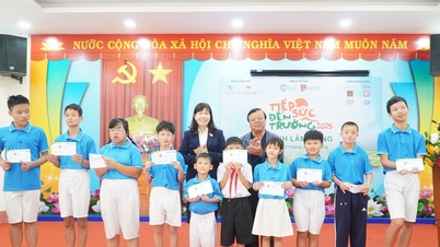 লাম ডং-এর পশ্চিমে প্রতিবন্ধী এবং বিশেষায়িত শিক্ষার্থীদের ৮২টি বৃত্তি প্রদান করা হয়েছে