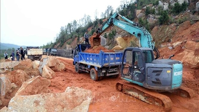 Land leveling to overcome landslides on Ha Tinh coastal road
