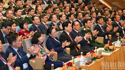 [Foto] President Luong Cuong deltar i 50-årsjubileet av Laos nationaldag