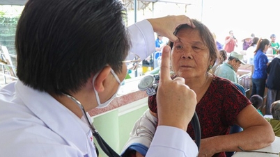 '베트남 중부 건강사랑 버스여행' 행사에 참여한 1,600여 명에게 건강검진, 의약품, 선물 전달