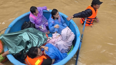 Inondations à Khanh Hoa : l'armée et la police travaillent jour et nuit pour secourir les personnes âgées et les enfants.