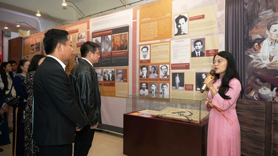 Tentoonstelling "Revolutionaire Weg - Kameraad Ho Chi Minh in China"
