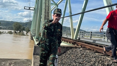 Race to restore telecommunications network in flooded area of ​​Phu Yen