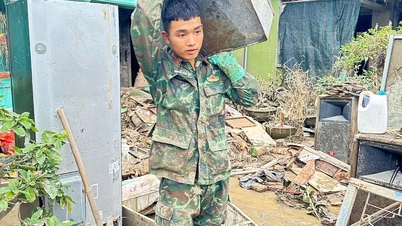 Khen thưởng đột xuất quân nhân nhặt được tài sản trong quá trình giúp dân khắc phục hậu quả mưa lũ