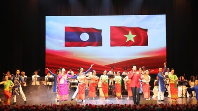 Ο Πρόεδρος Λουόνγκ Κουόνγκ παρευρέθηκε στην 50ή επέτειο της Εθνικής Ημέρας του Λάος