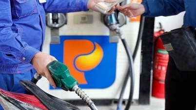 Benzin fiyatları genel olarak sert bir düşüş yaşadı, RON95-III litre başına 20.009 VND'ye geriledi