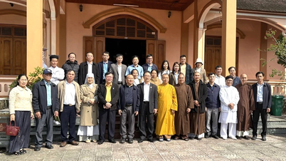 הוועד המרכזי של חזית המולדת של וייטנאם העניק מתנות בקהילת דונג טרוק, בקומונה של פונג נה.