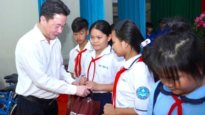 200 hátrányos helyzetű diák kapott Tay Ninhben Sowing Knowledge ösztöndíjat