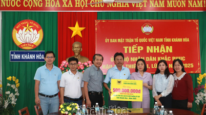 حصلت لجنة جبهة الوطن الفيتنامية بمقاطعة خانه هوا على 900 مليون دونج كدعم للتغلب على الأضرار الناجمة عن الفيضانات.