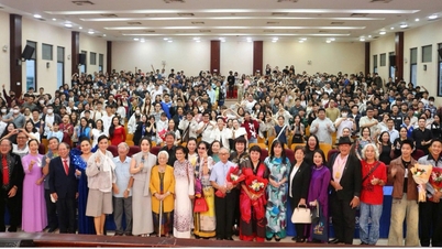 Το Τεχνολογικό Πανεπιστήμιο της Σαϊγκόν καλωσόρισε και συνομίλησε με το κινηματογραφικό συνεργείο της ταινίας Red Rain