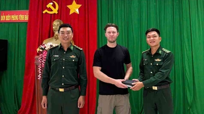 ملازم حرس الحدود يعيد ممتلكات مفقودة لسائح بريطاني