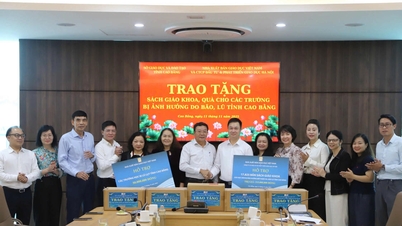 A Vietnami Oktatási Kiadó támogatja Cao Bang tartomány oktatási szektorát az árvizek okozta károk leküzdésében.