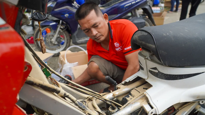 La reparación gratuita de motocicletas alegra el corazón de la gente tras las inundaciones
