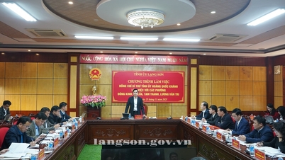 Le camarade Hoang Quoc Khanh, secrétaire provincial du Parti, a travaillé avec les comités permanents du Parti des quartiers de Dong Kinh, Ky Lua, Luong Van Tri et Tam Thanh.