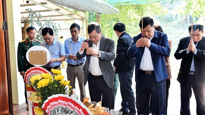 Ordföranden för provinsens folkråd, Nguyen Van Son, offrade rökelse till martyrerna, besökte och uppmuntrade teamet som samlade in martyrernas kvarlevor.