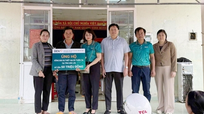 100 Geschenke zur Unterstützung der Menschen im Überschwemmungsgebiet Tuy An Dong