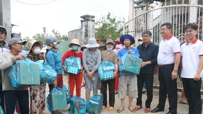 Más de 20 toneladas de productos del periódico Vietnam Law Newspaper han llegado a las víctimas de las inundaciones en Phu Yen.