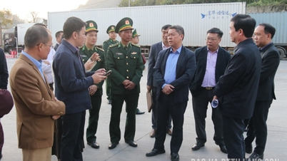 قادة اللجنة الشعبية الإقليمية يتفقدون الاستعدادات لحفل افتتاح طريق الشحن المتخصص.