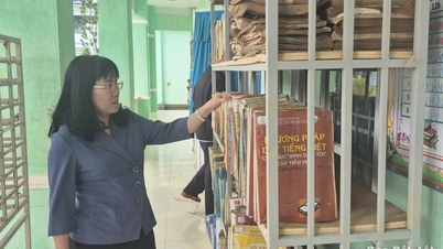 Permanent Vice Chairman of the Provincial People's Committee Ho Thi Nguyen Thao inspects post-flood environmental remediation work.