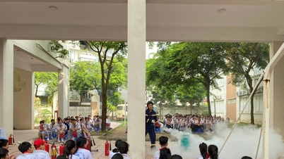 Hanoi: Hunderte Schüler üben Brandverhütung und Brandbekämpfung