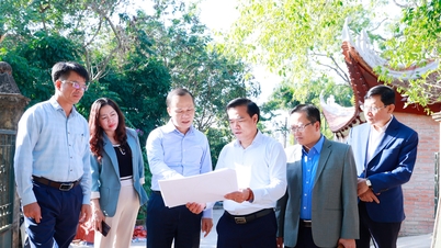 Stálý místopředseda Lidového výboru provincie Mai Son prohlédl postup restaurování a zkrášlování řady relikvií.