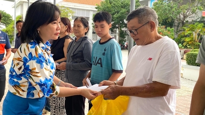 Khanh Hoa Gazetesi, Radyo ve Televizyonu, okullara ve yerel yönetimlere 1.130 hediye, 1.400 defter ve 400'den fazla okul üniforması seti bağışladı.