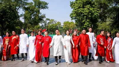 "হ্যাপি ভিয়েতনাম ফেস্টিভ্যালে" হোয়ান কিম লেকের ধারে ৮০ জন দম্পতির গণবিবাহ অনুষ্ঠিত হয়েছে।