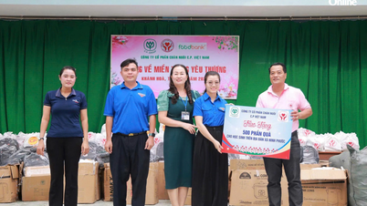 Ninh Phuoc községi küldöttség 500 ajándék átadását szervezte diákoknak