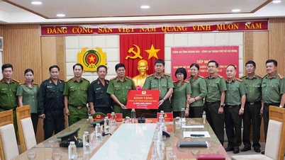 الشرطة المحلية تدعم شرطة مقاطعة خانه هوا بمبلغ 2.4 مليار دونج للتغلب على أضرار الفيضانات