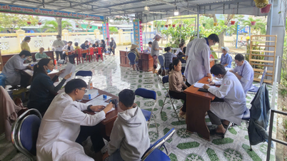 홍수 피해 지역 주민들에게 사랑을 나누는 호치민시의 의사와 간호사들의 아름다운 모습