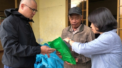 Zástupce předsedy Ústředního výboru pro politiku a strategii Pham Dai Duong předává dary obětem povodní v oblastech Xuan Phuoc a Tuy An Dong.
