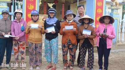 Cent cadeaux ont été offerts pour soutenir les personnes touchées par les inondations dans le village de Long Ha, commune de Dong Xuan.