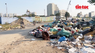 Szeméthalmok gyűlnek össze, kellemetlen szagot árasztva Hanoi Nam An Khanh nevű városrészében.