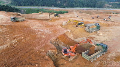 Nivelación de colinas y montañas para la construcción del proyecto de reasentamiento del ferrocarril Lao Cai - Hanoi - Hai Phong