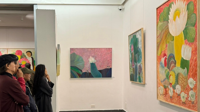 Tentoonstelling 'Nieuw Seizoen': een schilderruimte doordrenkt met dromerige en sprookjesachtige kleuren