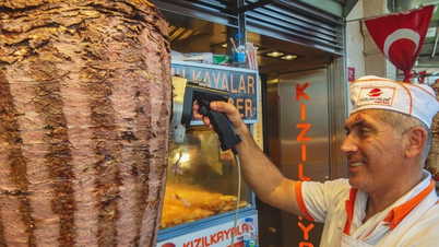 Lịch sử lâu đời của những "cột" thịt nướng hấp dẫn trong món döner kebab