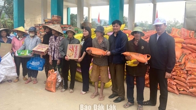 Αξιωματούχοι και κάτοικοι της κοινότητας Ντακ Φόι φέρνουν τη δεύτερη αποστολή στους κατοίκους των πλημμυρισμένων περιοχών.