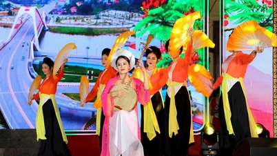 Traditionelle Musikfarben auf der Ausstellung des kulturellen Erbes und der berühmten Landschaften Vietnams