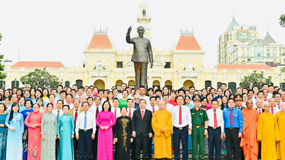 Delegater som deltok på kongressen til Vietnams fedrelandsfront i Ho Chi Minh-byen overrakte blomster til minne om president Ho Chi Minh.