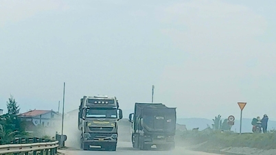 Last van 'tijger'-auto's die de hele dag over de Ta Lam-dijk rijden