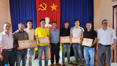 Dak Lak: 11 personen beloond voor het redden van mensen tijdens overstromingen