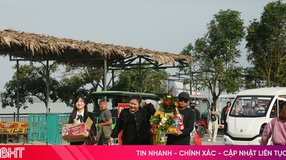 ນັກ​ທ່ອງ​ທ່ຽວ​ໄປ​ວັດ Cho Cui ກ່ອນ​ວັນ​ລະ​ນຶກ​ເຖິງ​ການ​ເສຍ​ຊີ​ວິດ​ຂອງ Quan Hoang Muoi.