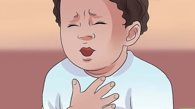 مشاهدة الهاتف أثناء الأكل، فتاة تبلغ من العمر 13 عامًا في حالة حرجة تقريبًا