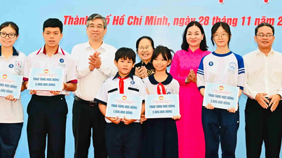 A Ho Si Minh-városban megrendezett Vietnami Hazai Front kongresszusán részt vevő küldöttek összefognak, hogy gondoskodjanak a társadalombiztosításról.